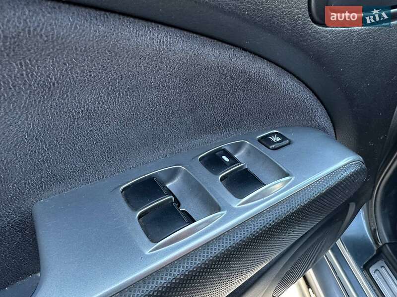 Внедорожник / Кроссовер Mitsubishi Outlander 2003 в Киеве