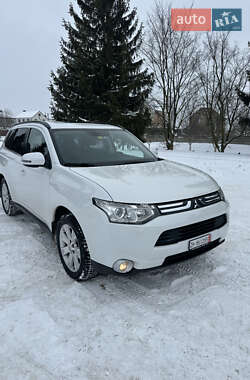 Внедорожник / Кроссовер Mitsubishi Outlander 2015 в Дубно
