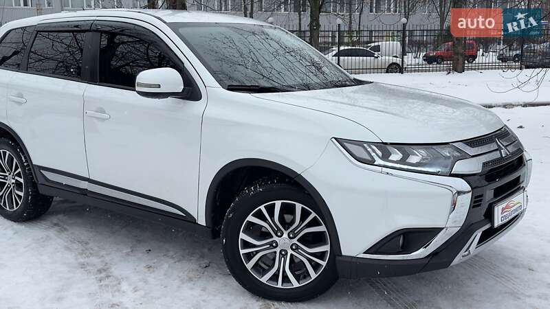 Внедорожник / Кроссовер Mitsubishi Outlander 2017 в Киеве