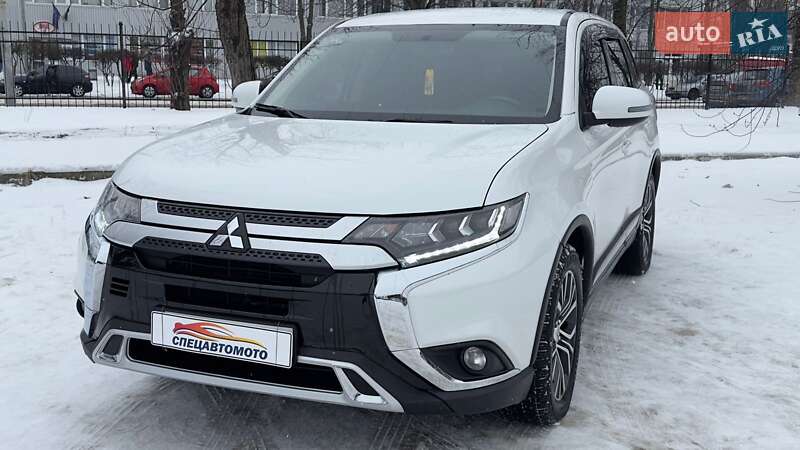 Внедорожник / Кроссовер Mitsubishi Outlander 2017 в Киеве