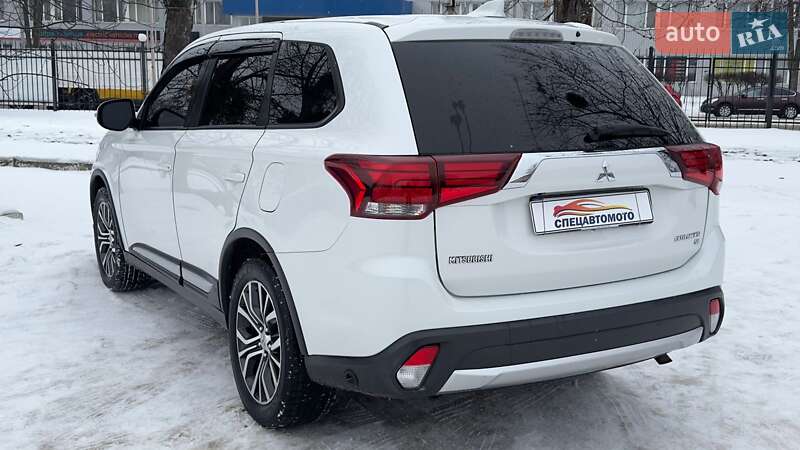 Внедорожник / Кроссовер Mitsubishi Outlander 2017 в Киеве