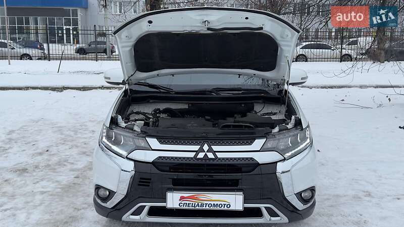 Внедорожник / Кроссовер Mitsubishi Outlander 2017 в Киеве