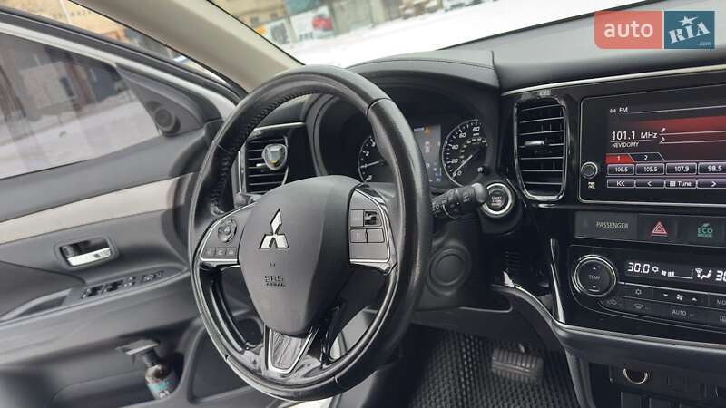 Внедорожник / Кроссовер Mitsubishi Outlander 2017 в Киеве