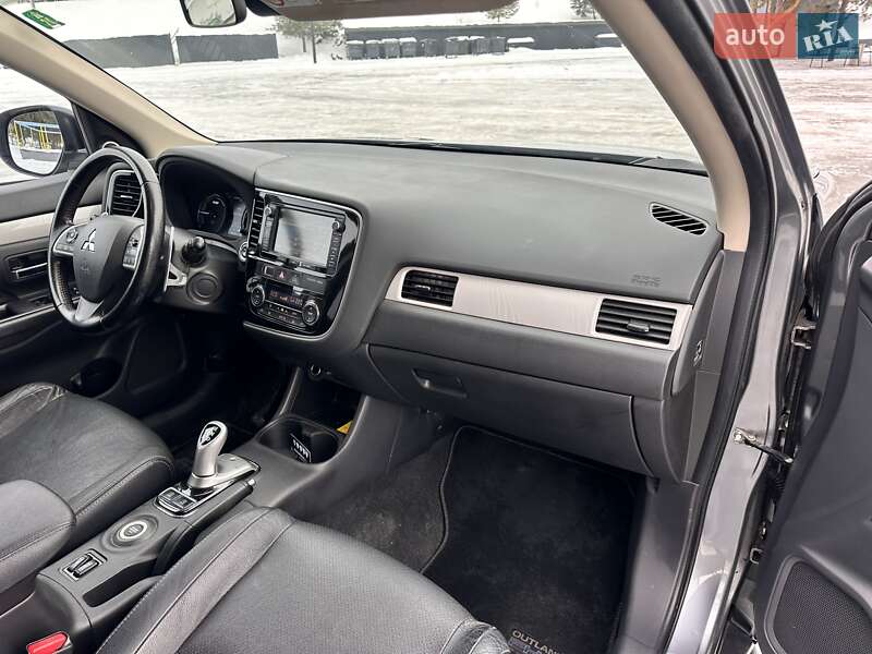 Внедорожник / Кроссовер Mitsubishi Outlander 2013 в Киеве