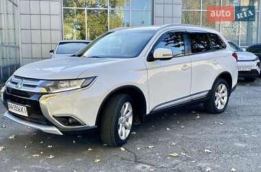 Внедорожник / Кроссовер Mitsubishi Outlander 2015 в Киеве