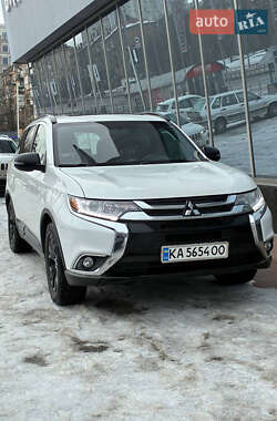 Внедорожник / Кроссовер Mitsubishi Outlander 2017 в Киеве