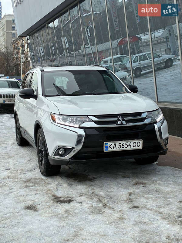 Внедорожник / Кроссовер Mitsubishi Outlander 2017 в Киеве