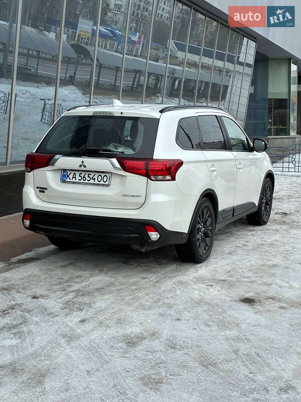 Внедорожник / Кроссовер Mitsubishi Outlander 2017 в Киеве