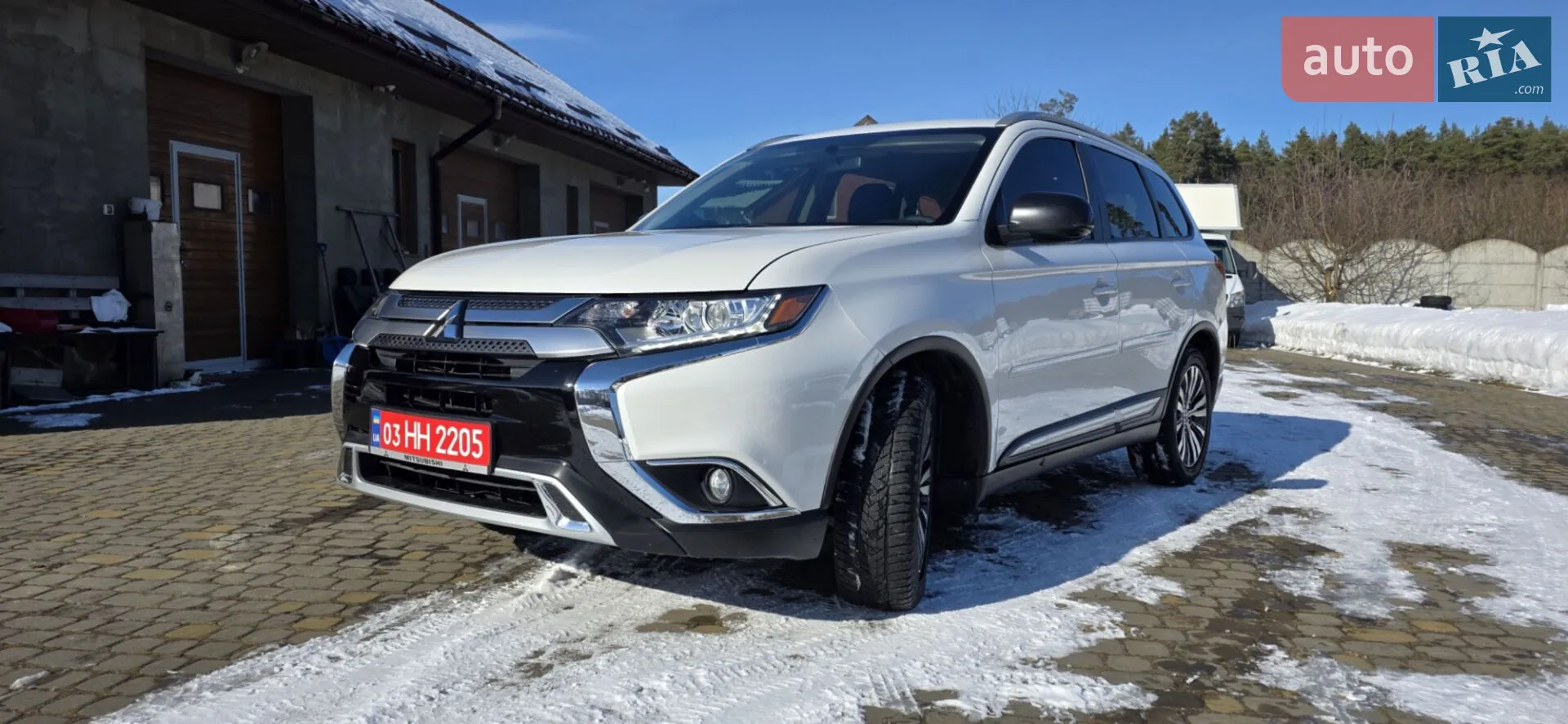 2020 Mitsubishi Outlander - фото 1