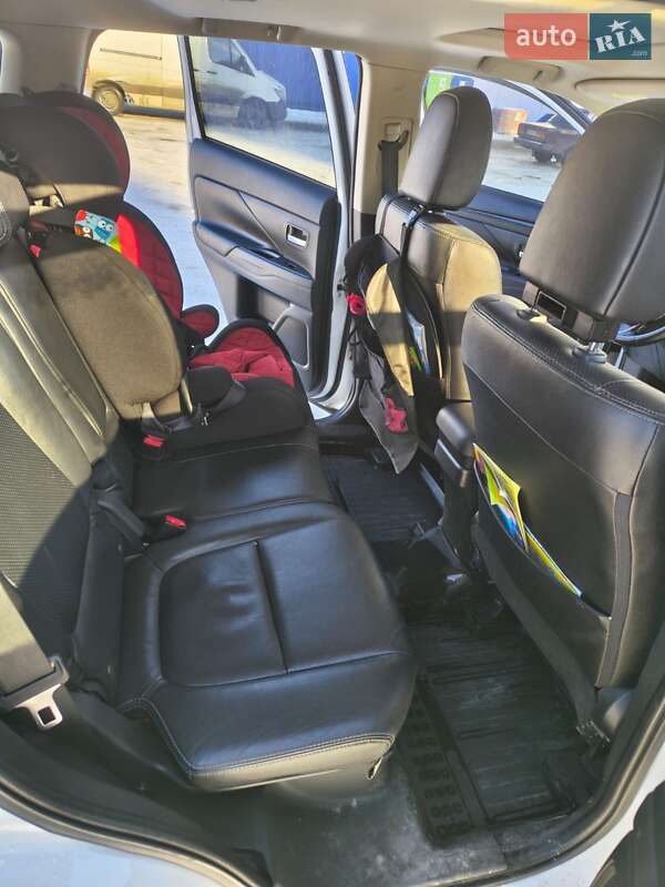 Внедорожник / Кроссовер Mitsubishi Outlander 2017 в Шептицькому