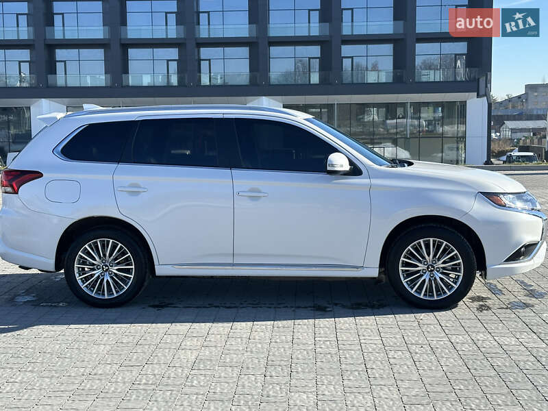 Внедорожник / Кроссовер Mitsubishi Outlander 2021 в Львове