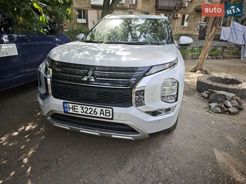 Внедорожник / Кроссовер Mitsubishi Outlander 2022 в Николаеве