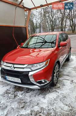 Внедорожник / Кроссовер Mitsubishi Outlander 2015 в Ровно