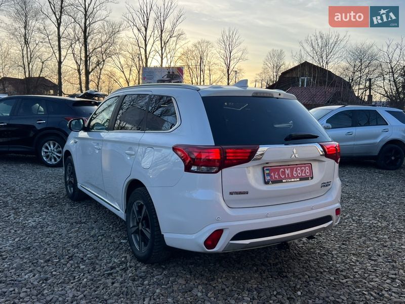 Внедорожник / Кроссовер Mitsubishi Outlander 2016 в Коломые