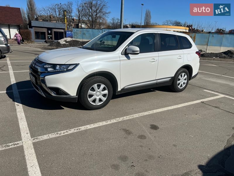 Внедорожник / Кроссовер Mitsubishi Outlander 2020 в Киеве