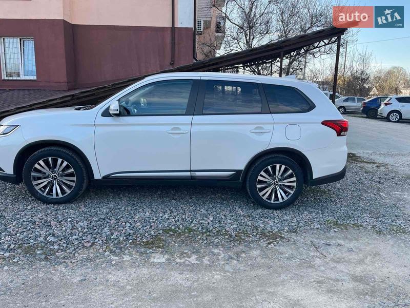 Внедорожник / Кроссовер Mitsubishi Outlander 2020 в Киеве
