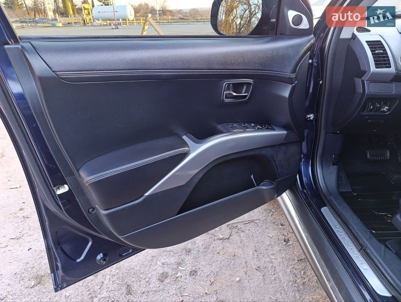 Внедорожник / Кроссовер Mitsubishi Outlander 2011 в Теофиполе