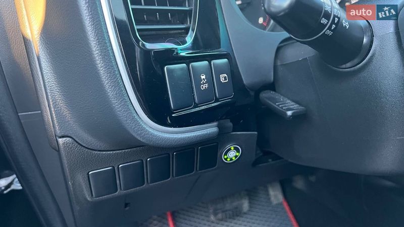 Внедорожник / Кроссовер Mitsubishi Outlander 2016 в Полтаве