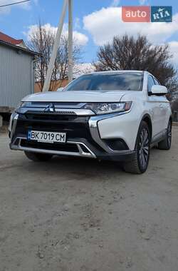 Позашляховик / Кросовер Mitsubishi Outlander 2018 в Києві