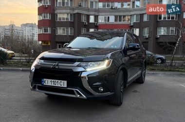 Внедорожник / Кроссовер Mitsubishi Outlander 2017 в Киеве