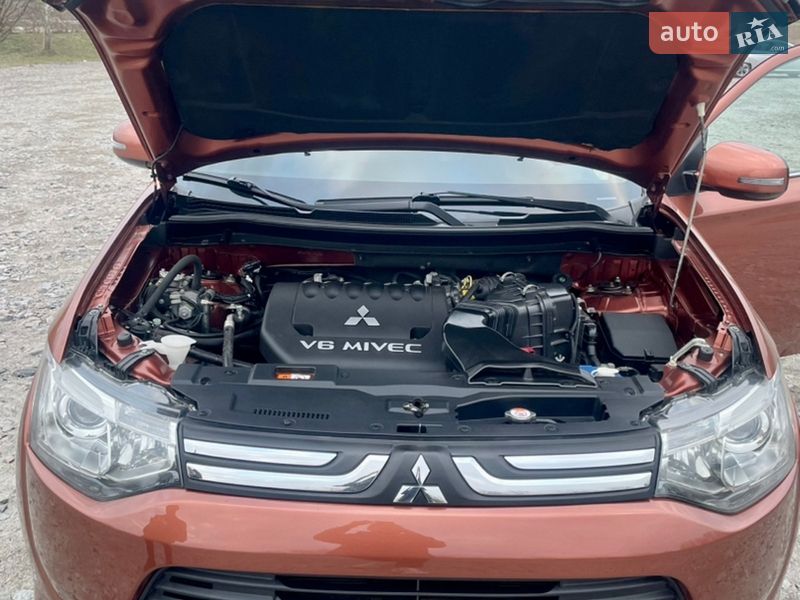 Внедорожник / Кроссовер Mitsubishi Outlander 2014 в Буче