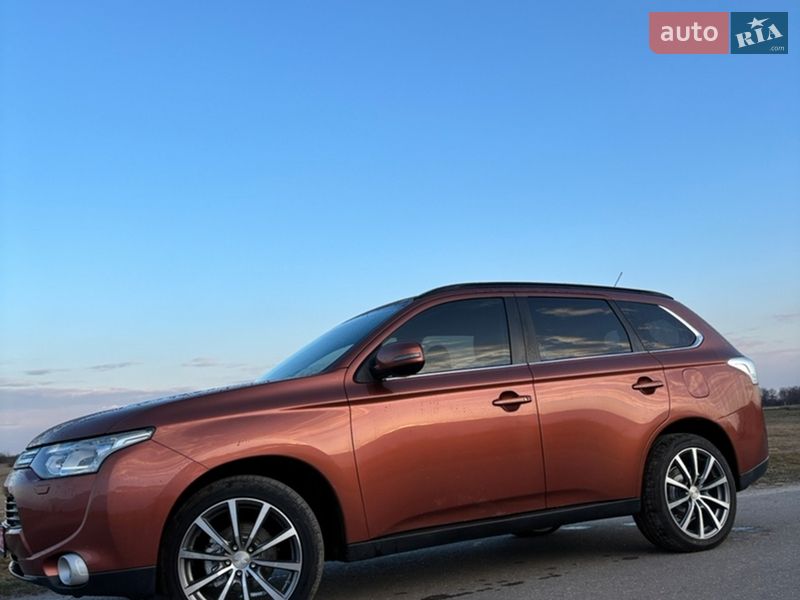 Внедорожник / Кроссовер Mitsubishi Outlander 2013 в Сарнах