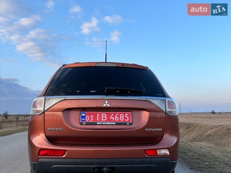 Внедорожник / Кроссовер Mitsubishi Outlander 2013 в Сарнах