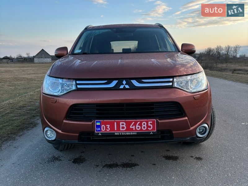 Внедорожник / Кроссовер Mitsubishi Outlander 2013 в Сарнах