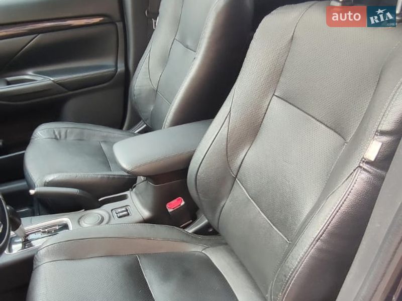 Внедорожник / Кроссовер Mitsubishi Outlander 2016 в Полтаве