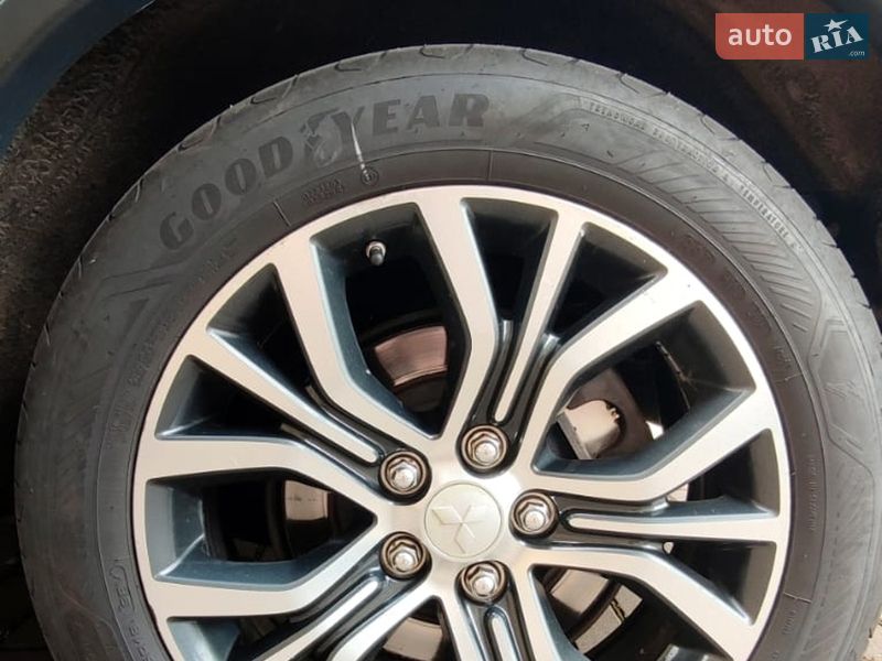 Внедорожник / Кроссовер Mitsubishi Outlander 2016 в Полтаве