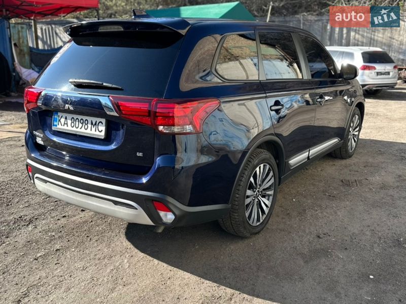 Внедорожник / Кроссовер Mitsubishi Outlander 2020 в Киеве