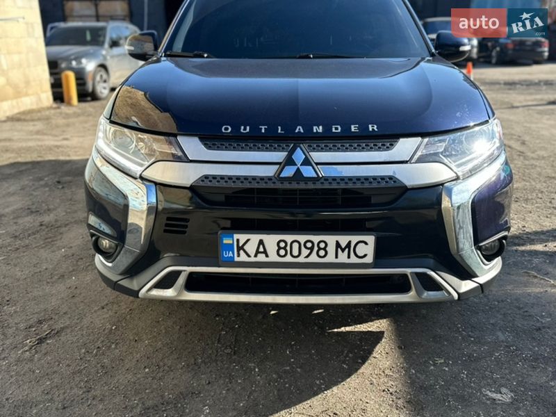 Внедорожник / Кроссовер Mitsubishi Outlander 2020 в Киеве