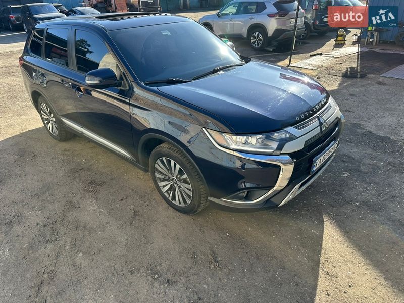 Внедорожник / Кроссовер Mitsubishi Outlander 2020 в Киеве