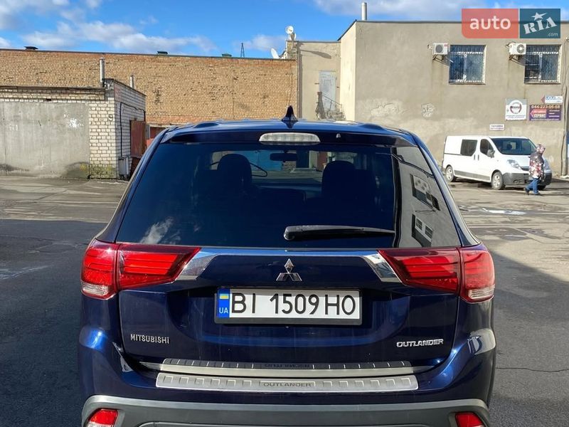 Позашляховик / Кросовер Mitsubishi Outlander 2017 в Львові