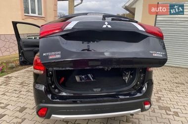 Позашляховик / Кросовер Mitsubishi Outlander 2017 в Львові