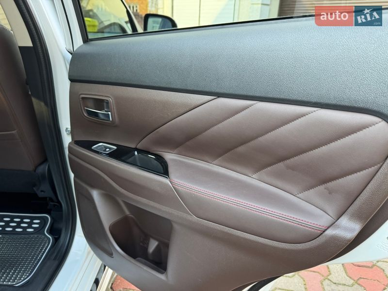 Позашляховик / Кросовер Mitsubishi Outlander 2017 в Чернівцях