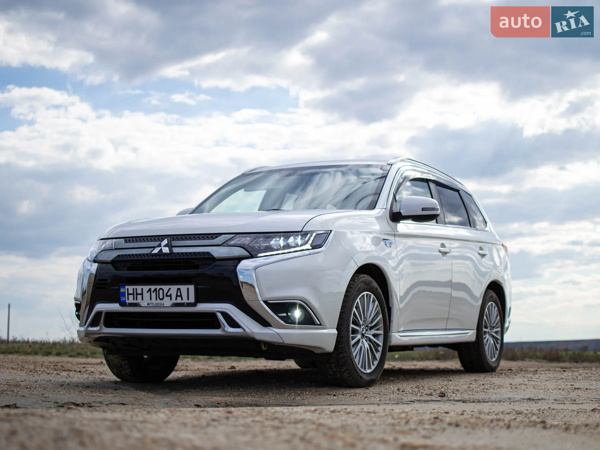 2019 Mitsubishi Outlander - фото 1
