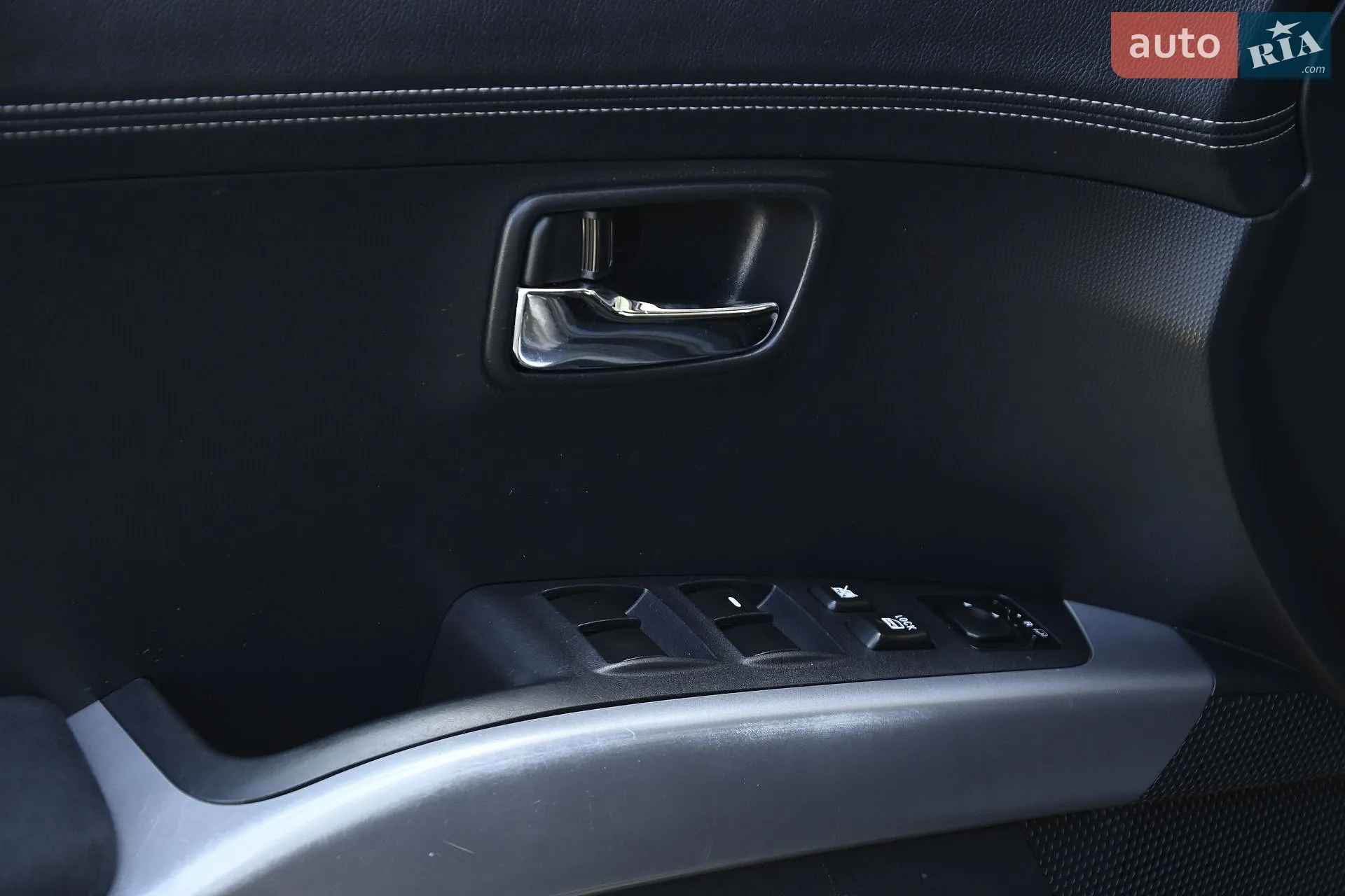 2010 Mitsubishi Outlander - мініатюра 12