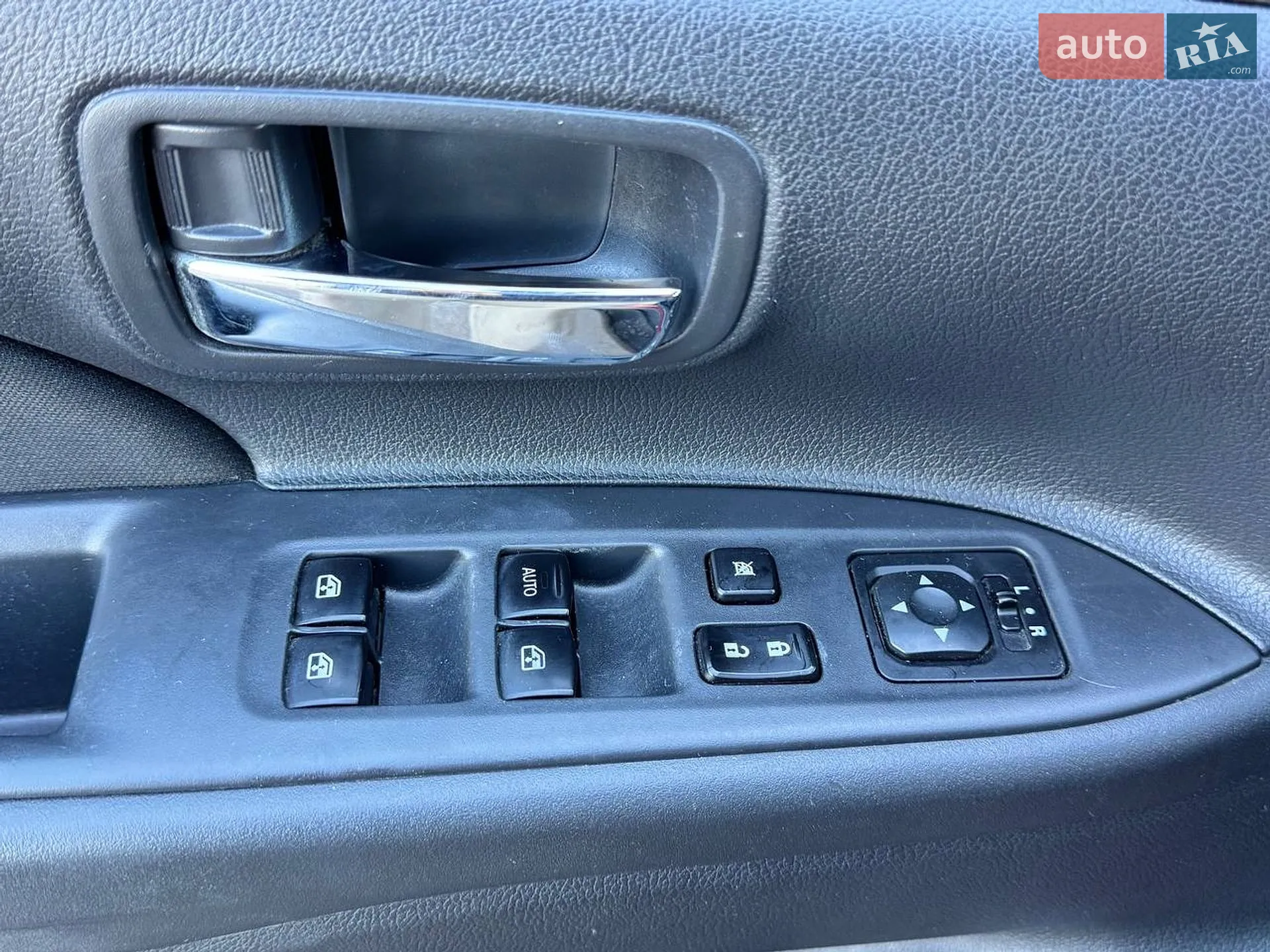 2015 Mitsubishi Outlander - мініатюра 16