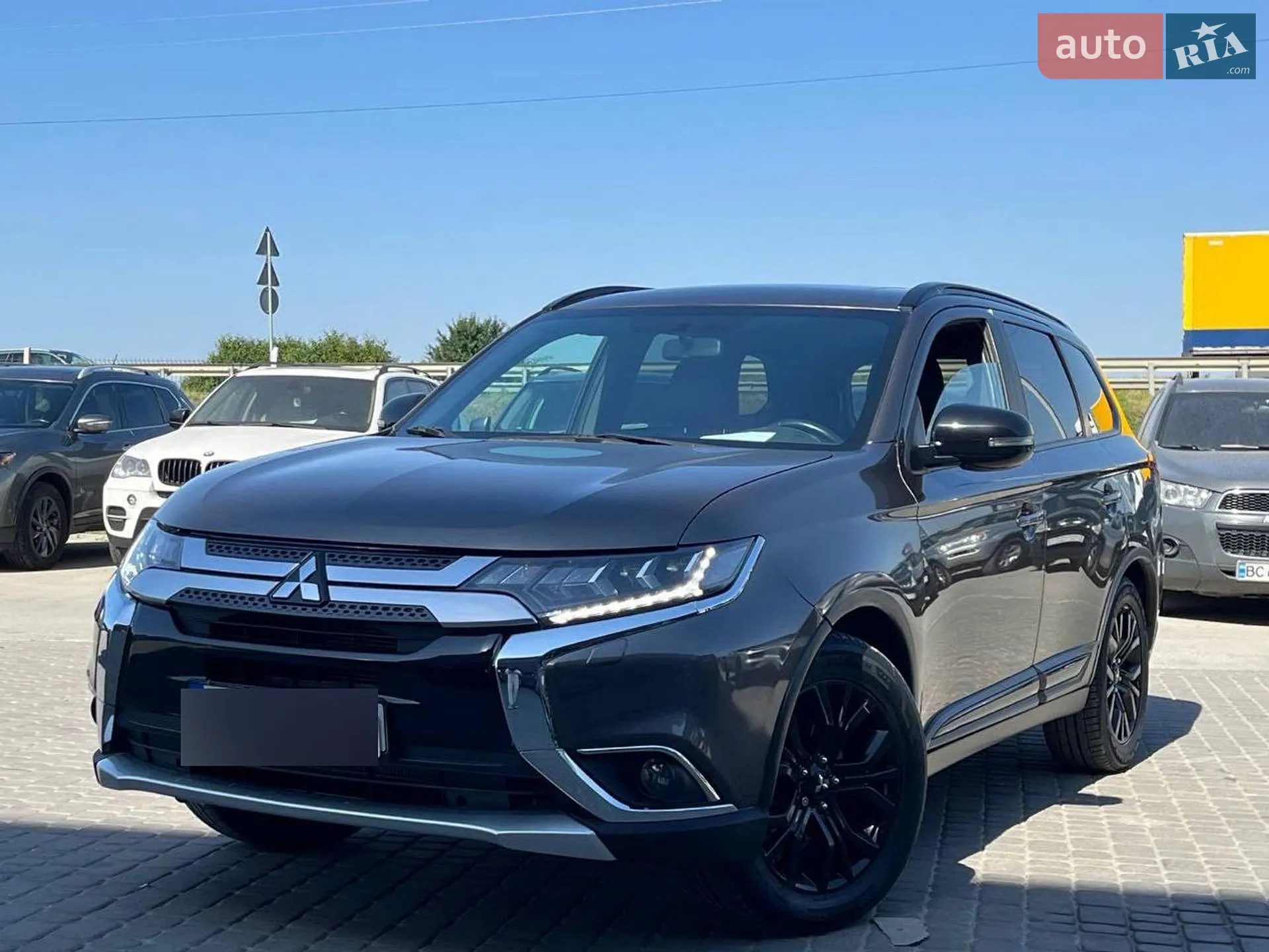 2017 Mitsubishi Outlander - фото 1