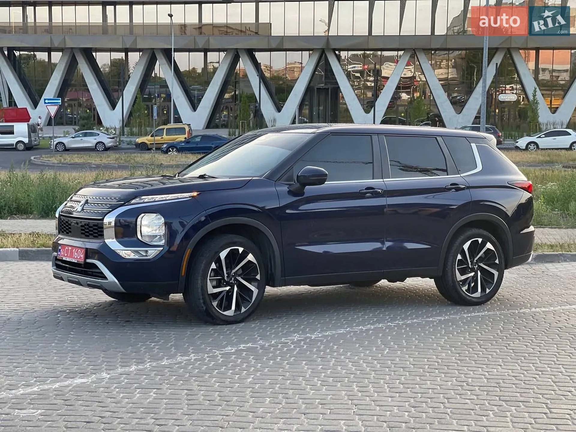2023 Mitsubishi Outlander - фото 1