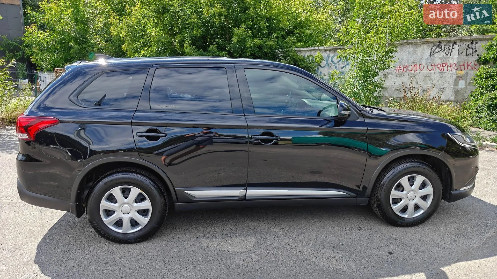 2021 Mitsubishi Outlander - фото 1