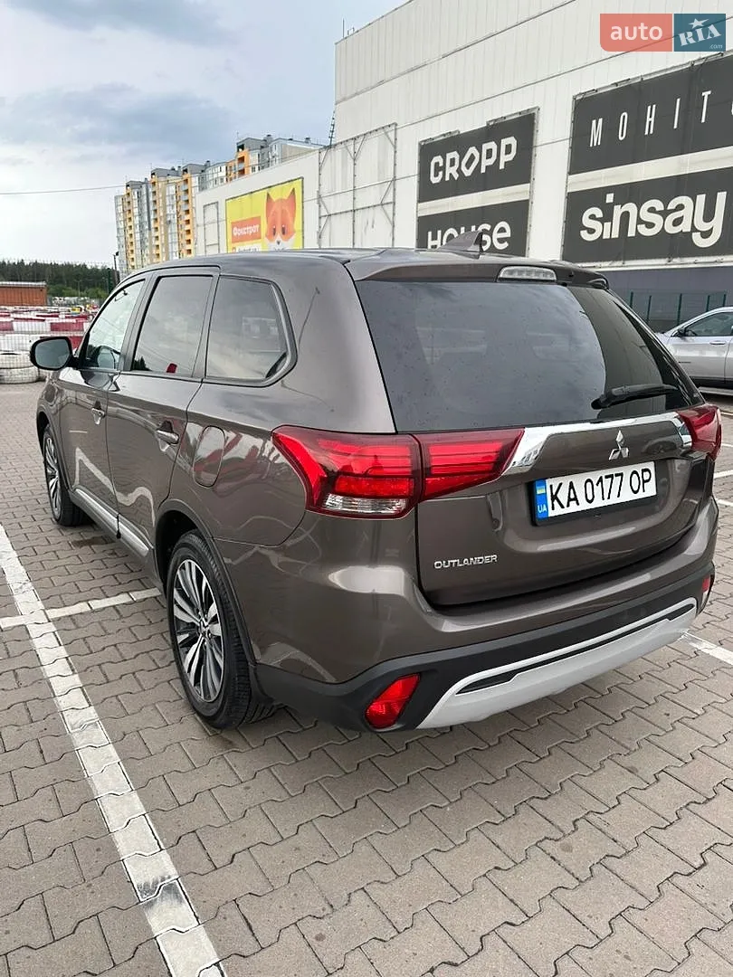2019 Mitsubishi Outlander - мініатюра 10