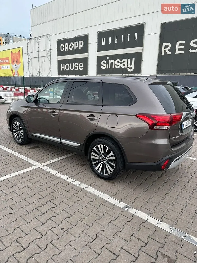 2019 Mitsubishi Outlander - фото 1