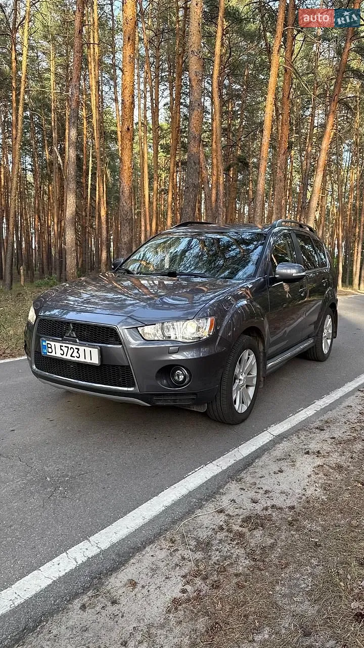 2011 Mitsubishi Outlander - фото 1
