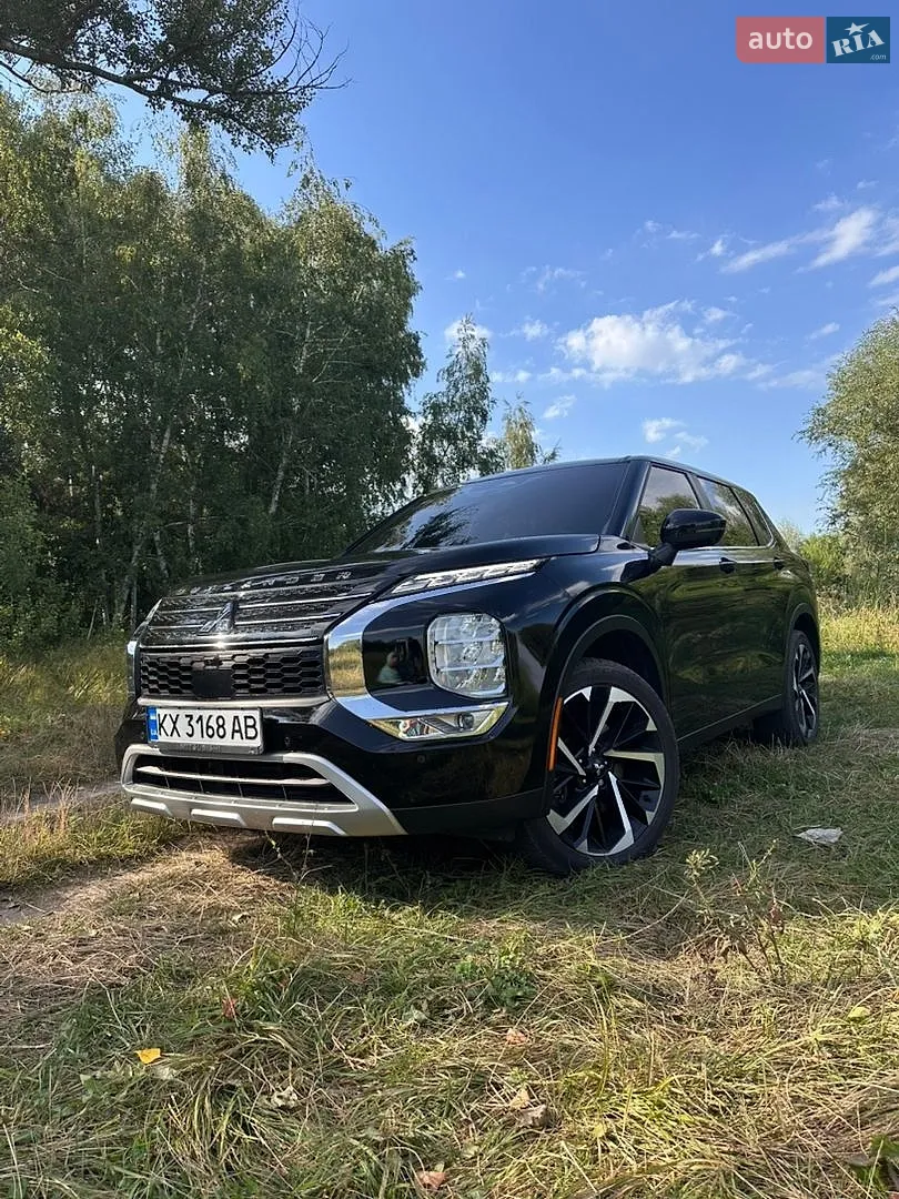 2022 Mitsubishi Outlander - фото 1