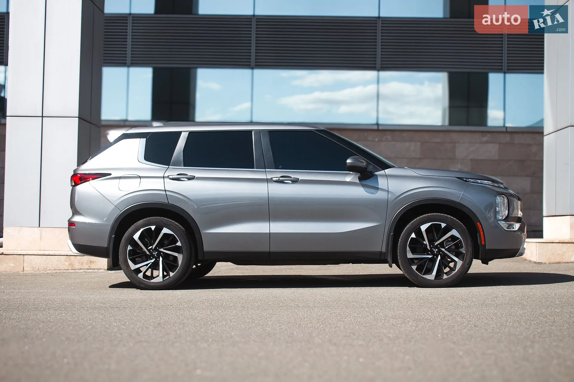 2021 Mitsubishi Outlander - мініатюра 2