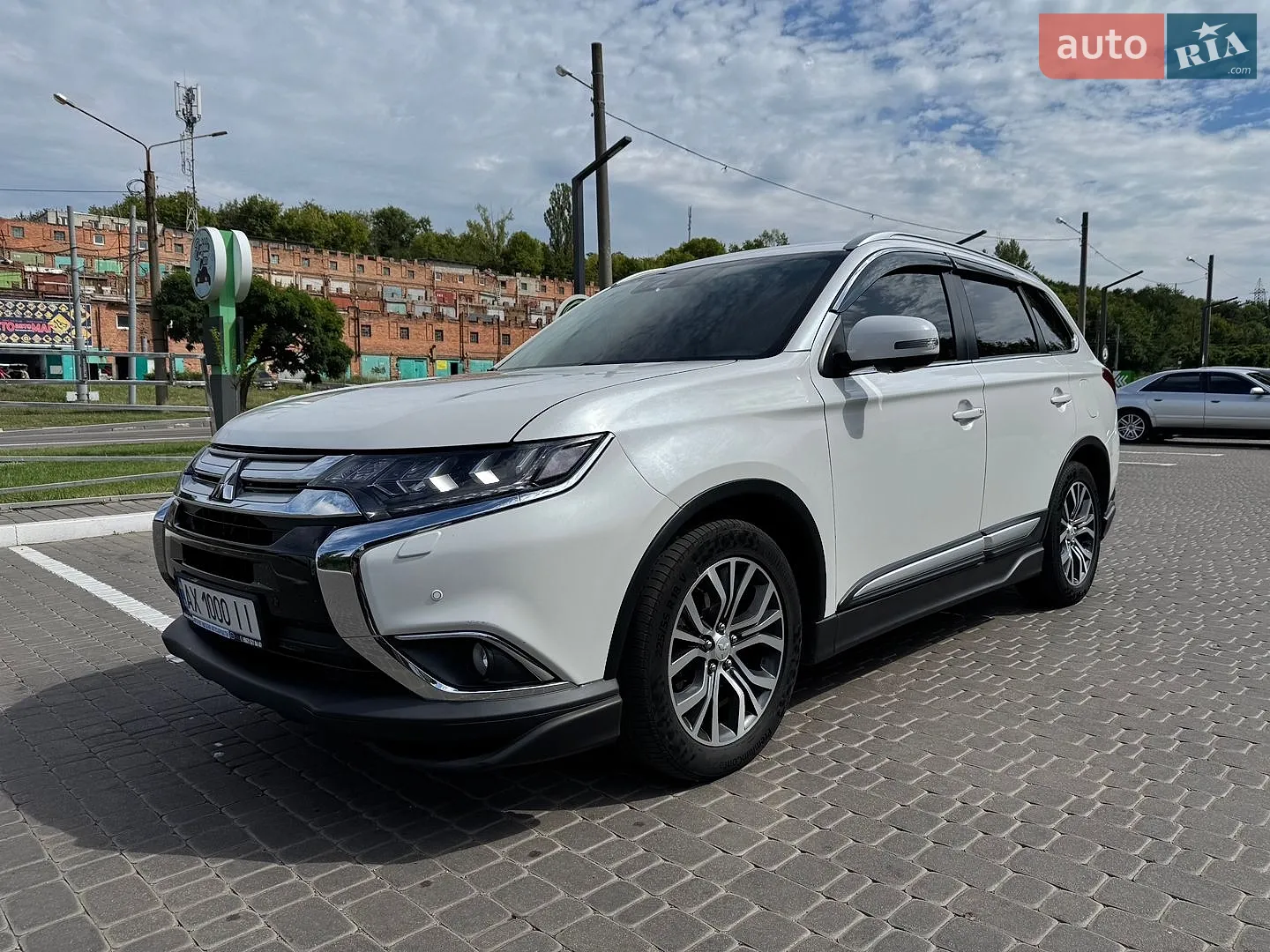2017 Mitsubishi Outlander - фото 1