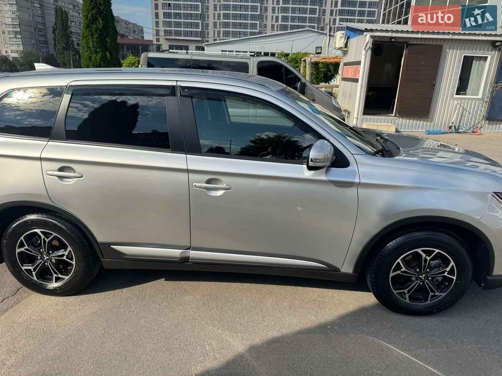 2020 Mitsubishi Outlander - фото 1