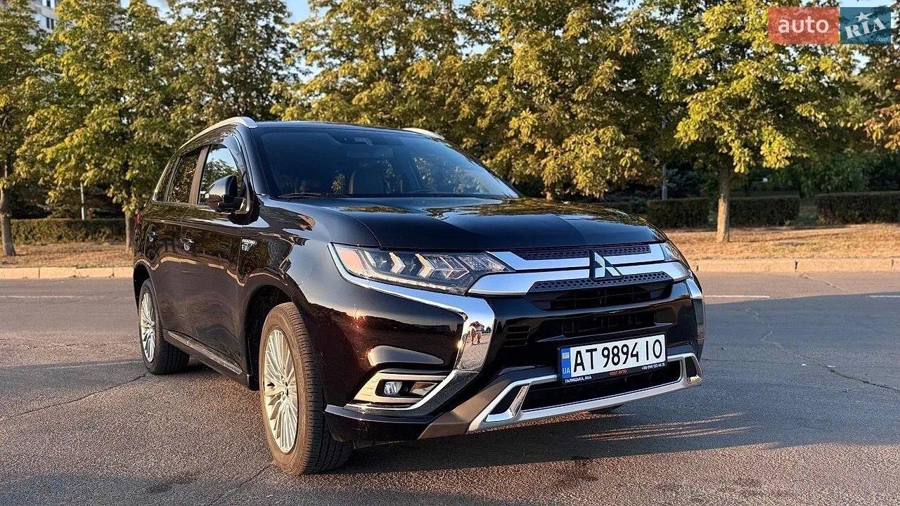 2019 Mitsubishi Outlander - фото 1